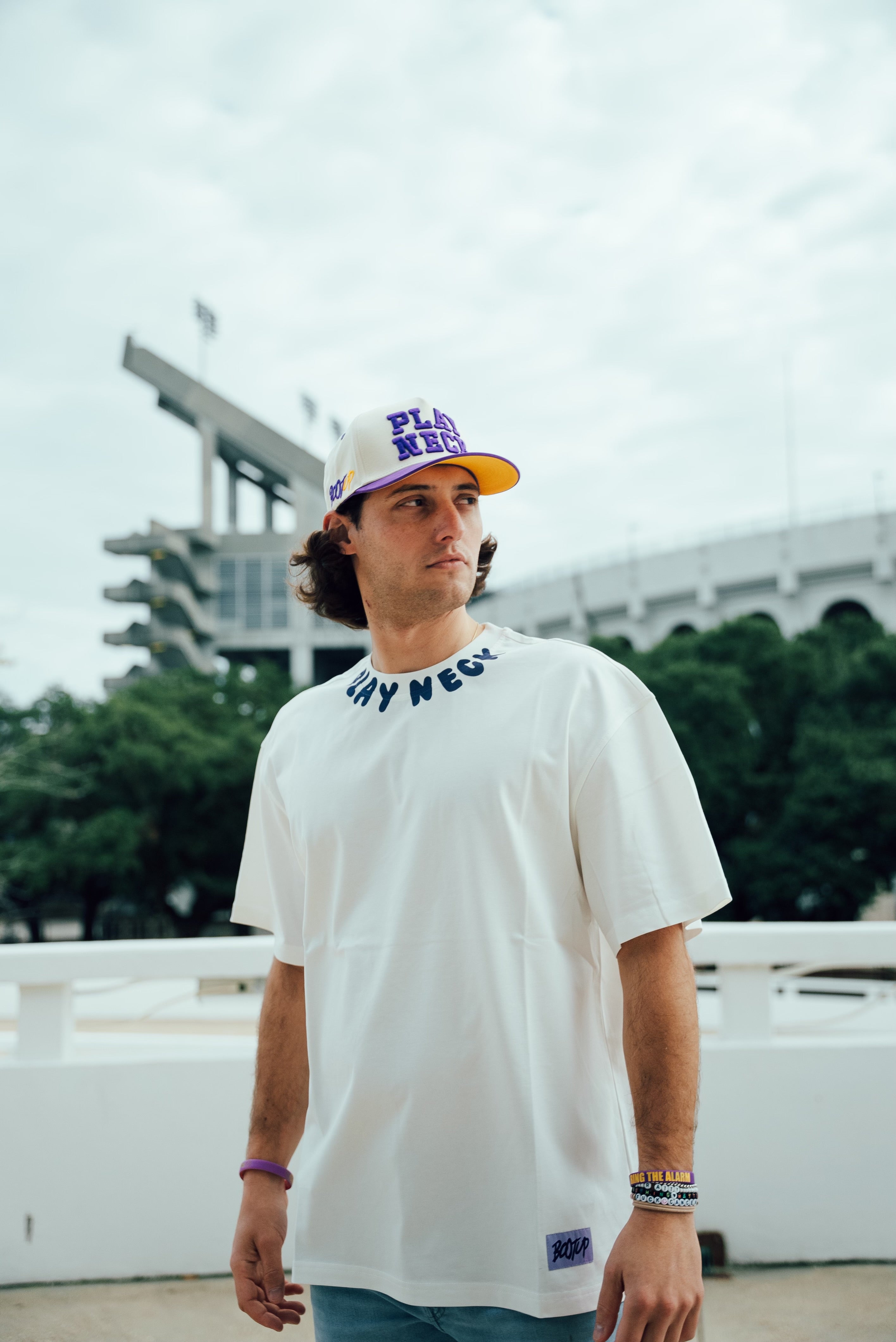 PLAY NECK tee