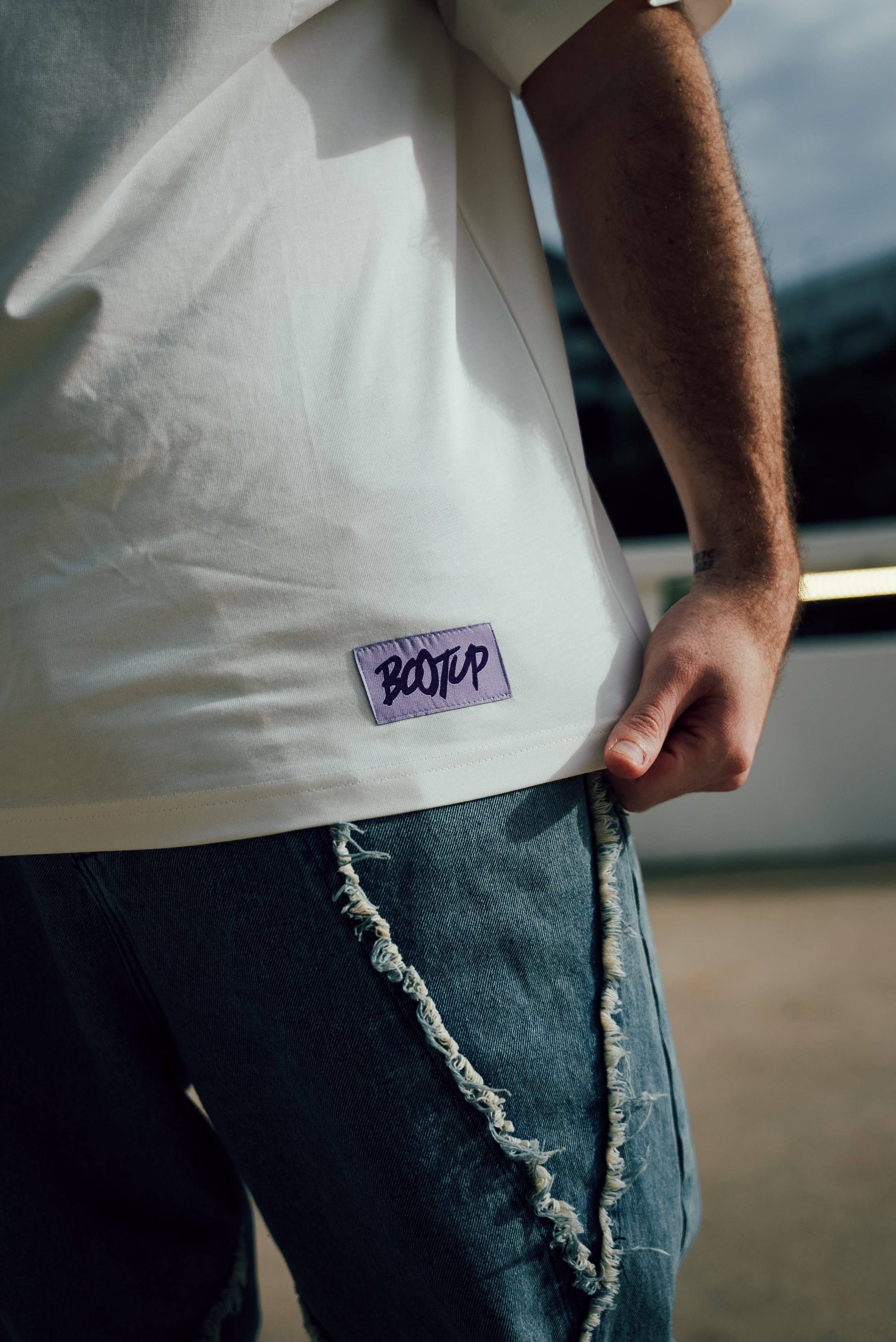 PLAY NECK tee